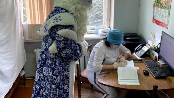 Южный Дед Мороз вакцинировался от COVID-19 в поликлинике Железноводска