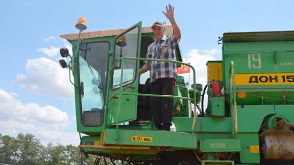 50 лет за штурвалом комбайна трудится хлебороб Василий Головащенко