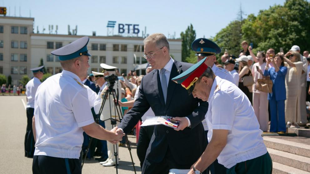 Губернатор Ставрополья вручил аттестаты выпускникам-кадетам