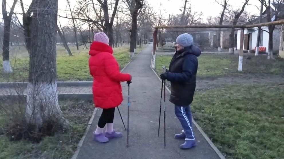 В Андроповском округе «серебряные» волонтеры провели мастер-класс по скандинавской ходьбе