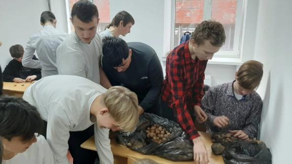 Школьники Грачевского округа собирают гостинцы для участников СВО