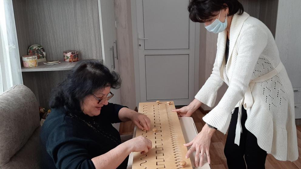 Медитация и мозаика помогают пенсионерам Невинномысска поддерживать жизненный тонус