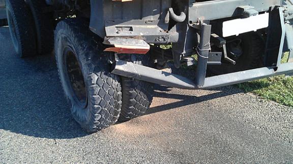 На Ставрополье легковушка угодила под КамАЗ, пассажиры чудом выжили