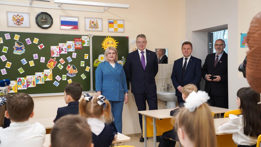 Губернатор Ставрополья поздравил выпускников на линейке в отремонтированной по президентской программе школе
