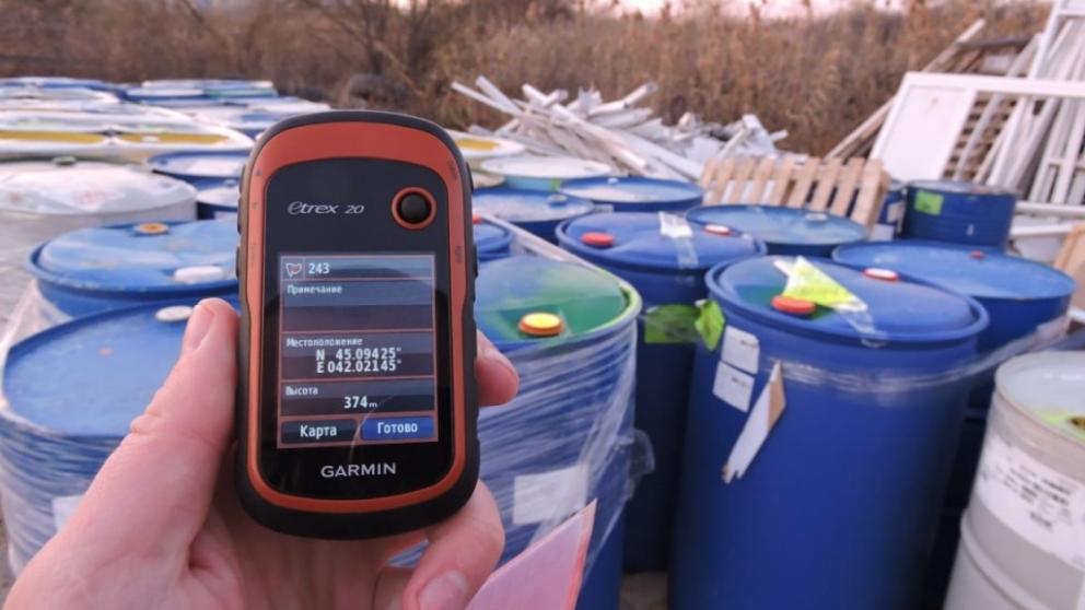 На границе Шпаковского района найдена свалка опасных отходов