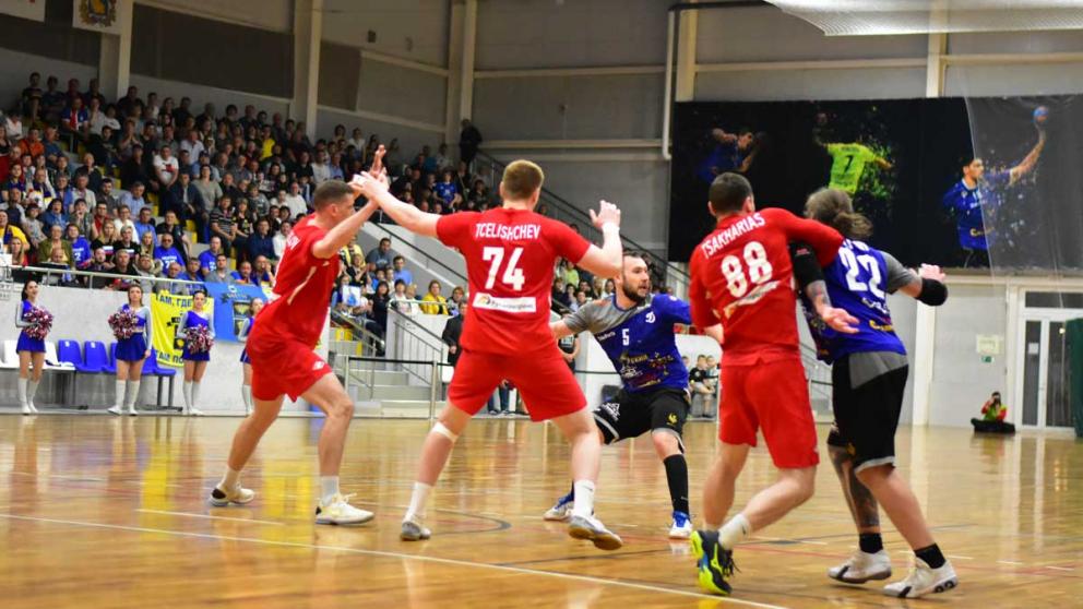 Ставропольский «Динамо-Виктор» в 3-й раз подряд сыграет за бронзу чемпионата России по гандболу