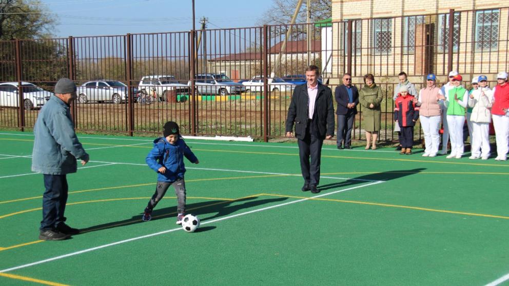 На Ставрополье в посёлке Коммунар открылась многофункциональная спортплощадка
