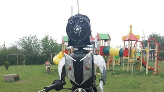На детской площадке одного из сёл Ставрополья «поселился» инопланетянин