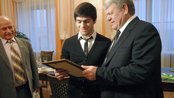 Губернатор Зеренков поздравил дзюдоиста Арама Григоряна с победой на первенстве Европы