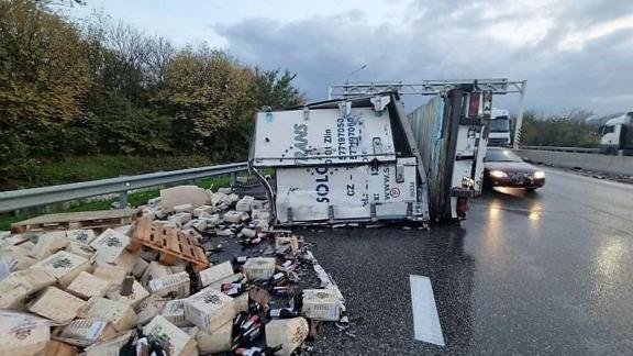 Грузовик с вином опрокинулся около Железноводска