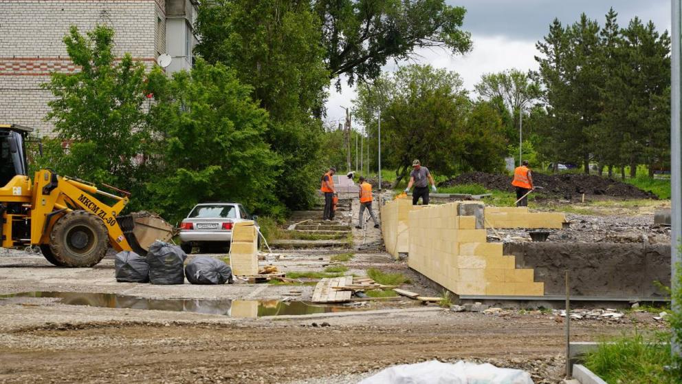 В селе Курсавка на Ставрополье благоустраивают общественную территорию