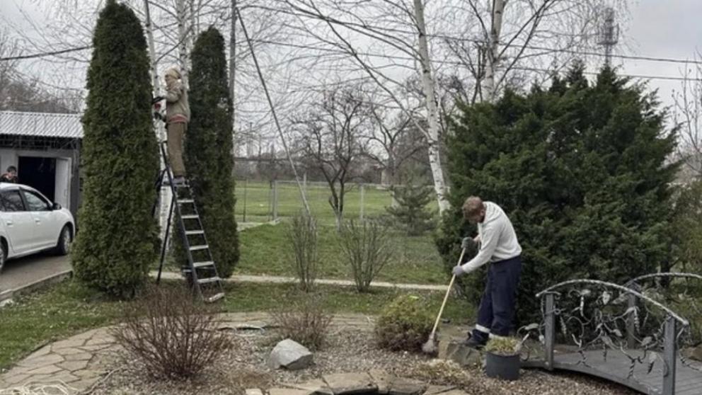 В Невинномысске воспитанники Православной гимназии благоустроили территорию рядом с собором