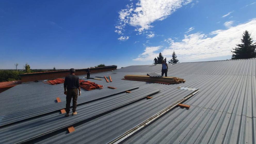 В станичном Доме культуры Новоалександровского округа обновляют кровлю