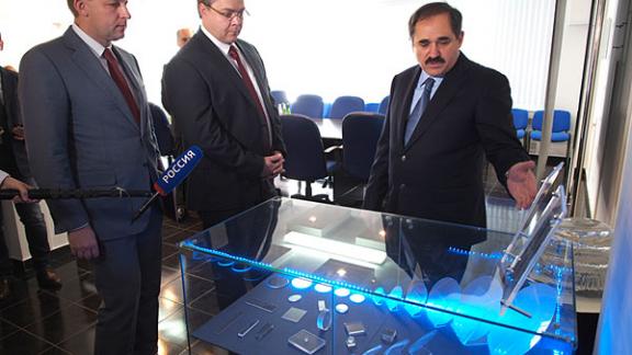 Владимир Владимиров ознакомился с работой завода «Монокристалл»