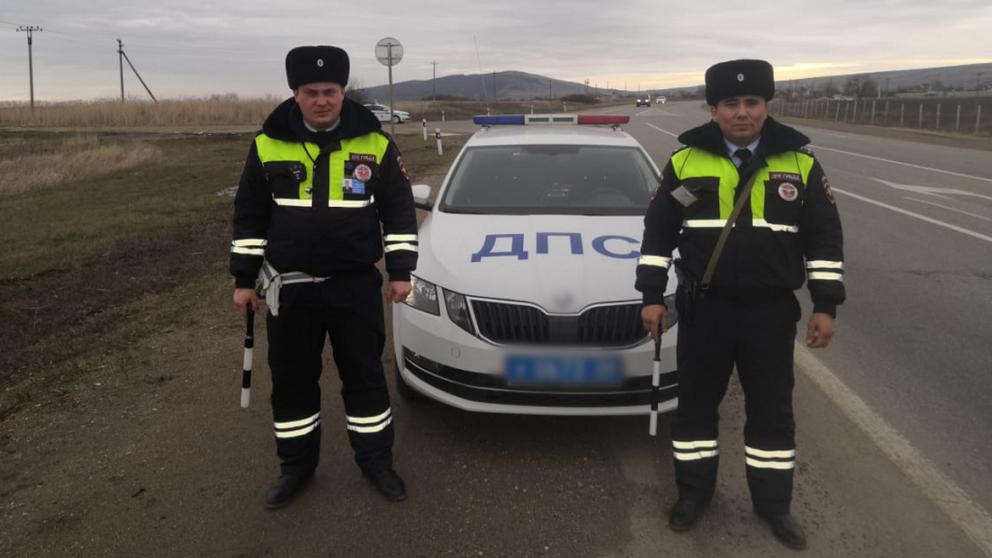 На Ставрополье инспекторы ДПС помогли беременной женщине добраться до роддома