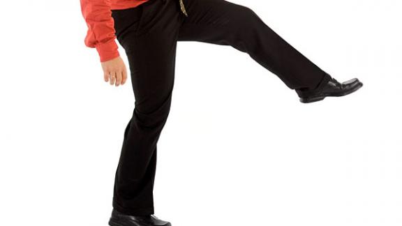 Житель Невинномысска одним пинком изуродовал чужой автомобиль