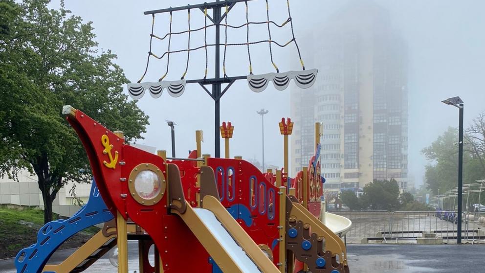 Новое оборудование монтируют на детской площадке около ДКиС в Ставрополе