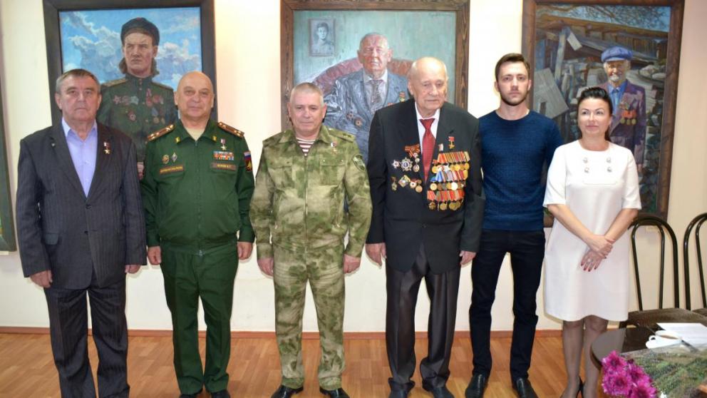 В Невинномысске открыли выставку работ ставропольского художника Дениса Чуйкова