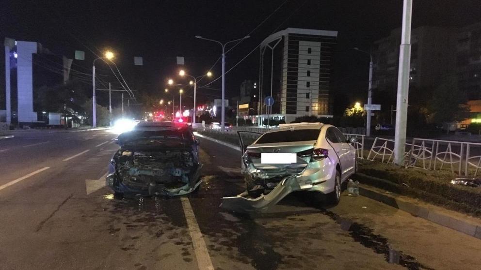 В Ставрополе легковушка после столкновение влетела в опору ЛЭП