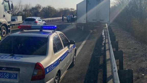 В Минераловодском округе Ставрополья грузовик врезался в автомобиль ДПС