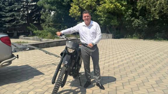 Руководитель сельхозпредприятия Предгорья передал мотоцикл бойцам СВО