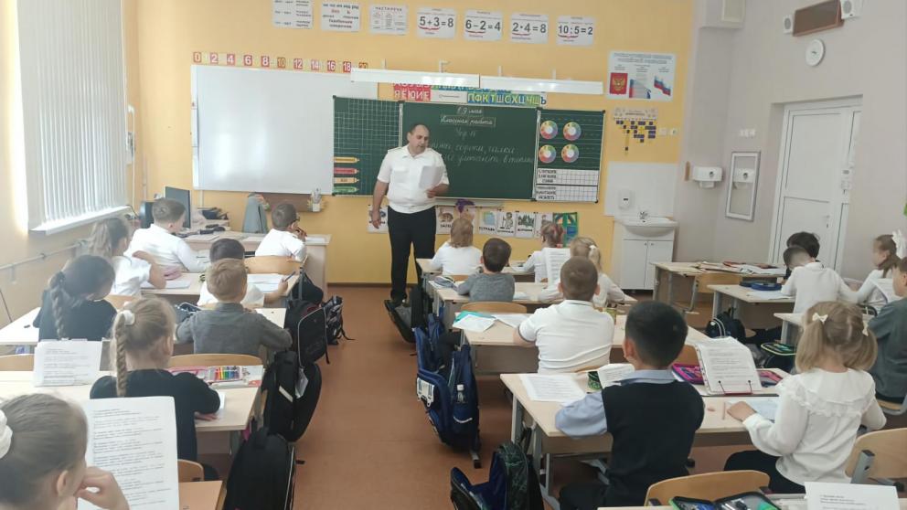 На Ставрополье сотрудники краевой Госавтоинспекции провели инструктажи для школьников