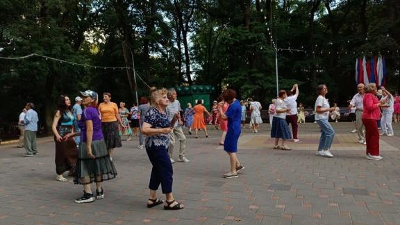 Участник танцевальных вечеров для пенсионеров в Ставрополе рассказал о составлении плей-листа