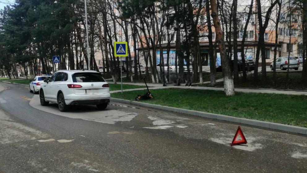 В Пятигорске подросток на электросамокате получил перелом бедра при наезде на автомобиль