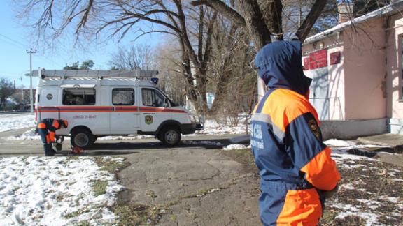 Спасатели очищают крыши зданий от сосулек и призывают к бдительности