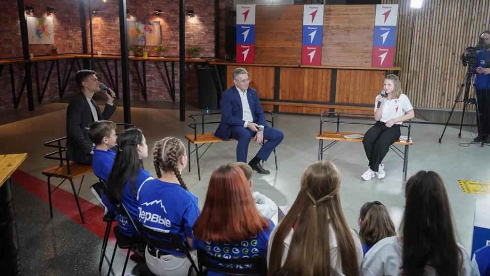 Владимир Владимиров встретился с активистами «Движения Первых»