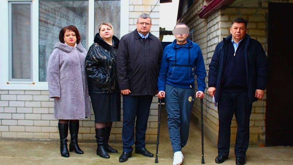 Активисты «Единой России» сдают кровь и навещают раненых бойцов