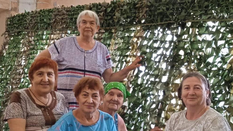 В Новоалександровском округе для бойцов плетут маскировочные сети