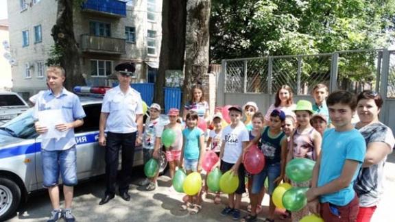 Сотрудники ГИБДД Георгиевска проводят во дворах спальных районов выездные уроки ПДД