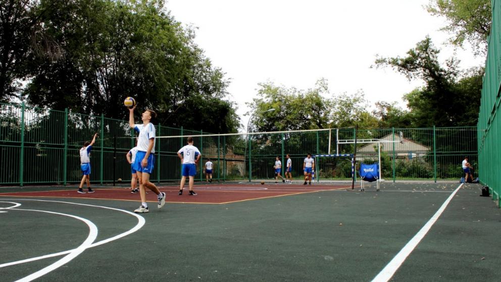 В Минеральных Водах открыли спортплощадку с травмобезопасным покрытием