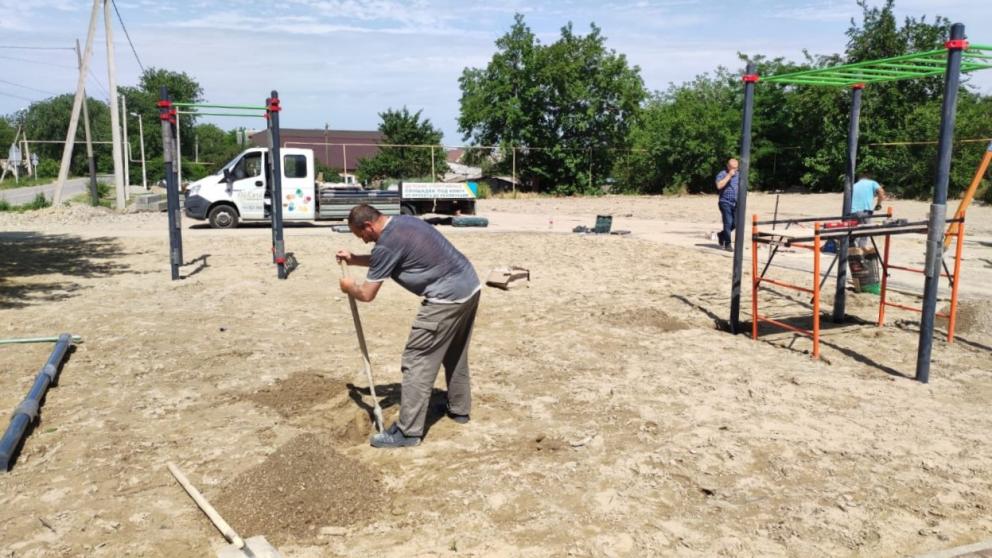 В Зеленокумске благоустраивают сквер по программе поддержки местных инициатив
