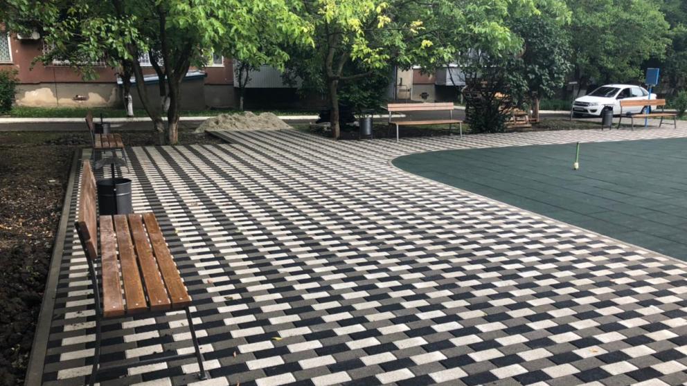 В Ставрополе во дворе восстановленного после пожара дома появилась новая площадка