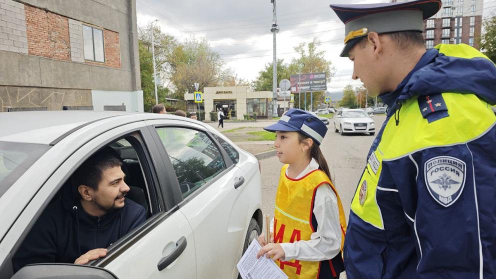 Пятигорские автоинспекторы напомнили о правилах по пропуску пешеходов с белой тростью