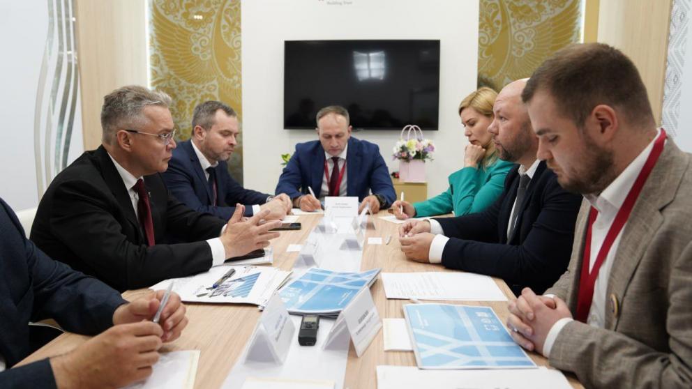 Губернатор Владимиров обсудил строительство новой больницы в Ставрополе на ПМЭФ