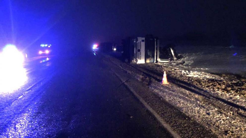 Грузовик с автомобилями и легковушка опрокинулись из-за плохой погоды в Петровском округе