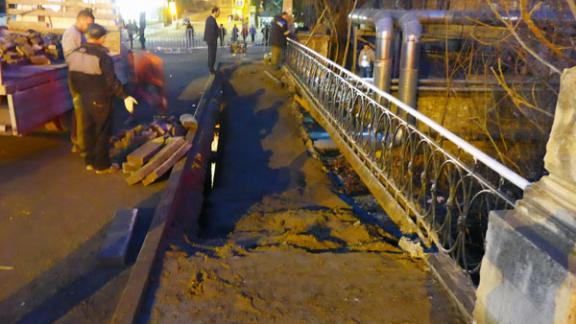 В центре Кисловодска разрушилась пешеходная часть моста через речку Ольховку