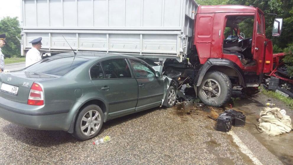На Ставрополье в страшном ДТП с КАМАЗом 2 человека погибли, 4 ранены