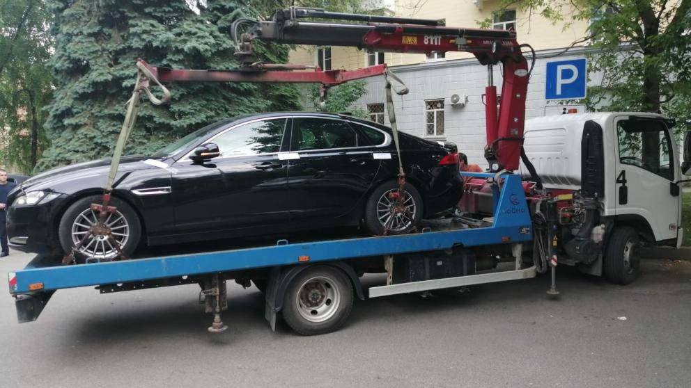 В Ставрополе судебные приставы арестовали «Ягуар» должника