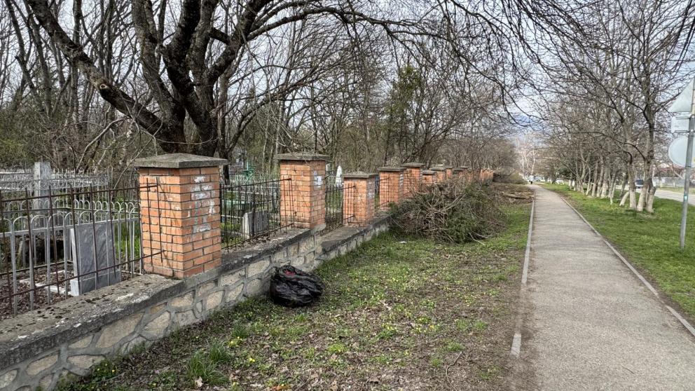 Более 30 КамАЗов мусора и сухостоя вывезли со старого кладбища Железноводска