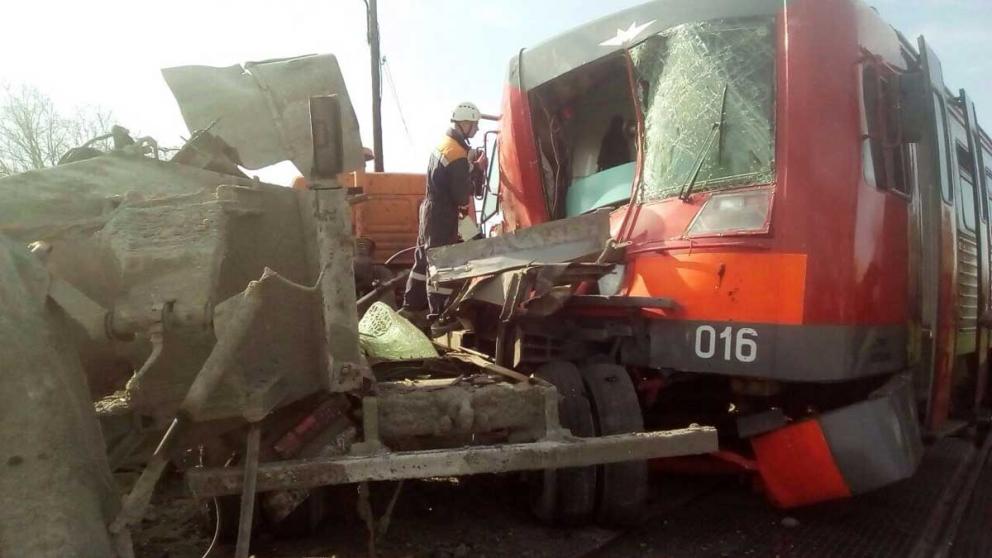 7 человек пострадали при столкновении электрички с бетономешалкой в Невинномысске