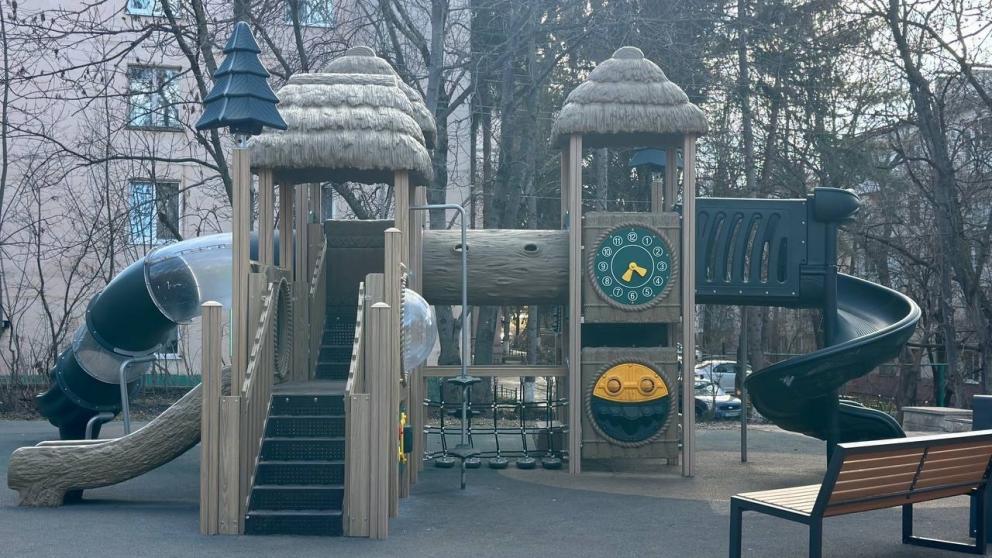 В Кисловодске открылась детская площадка с амфитеатром