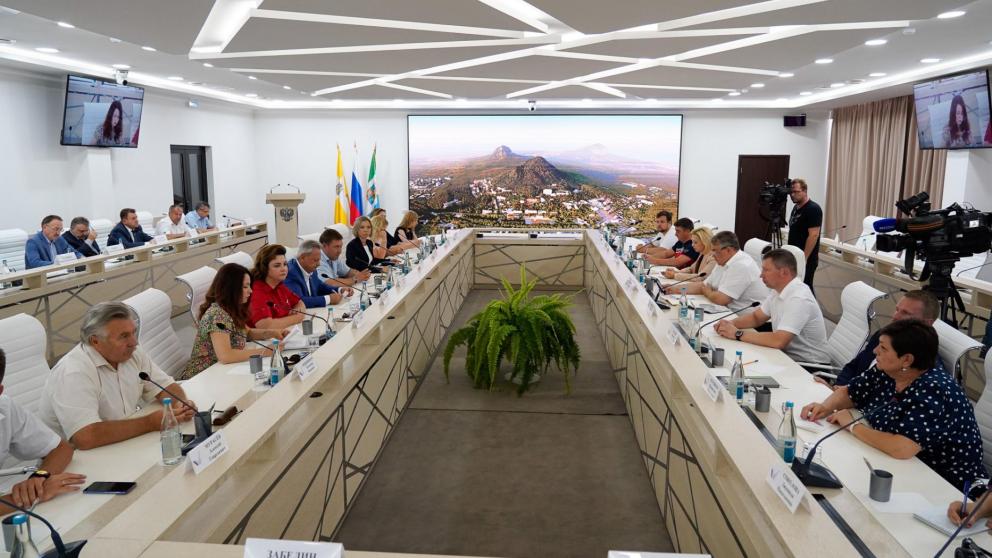 Открытый конструктивный разговор состоялся на встрече губернатора Владимира Владимирова с активистами ОНФ