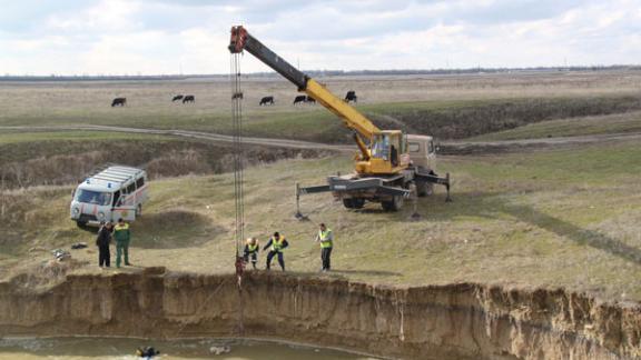 Спасатели достали из реки Кевсала автомобиль