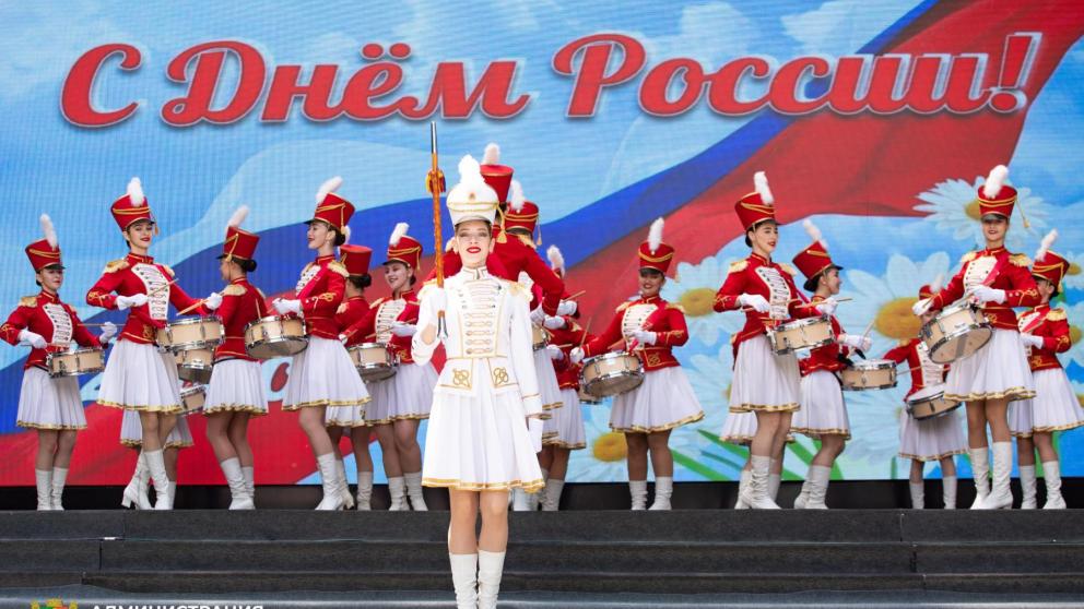 В Ставрополе развернули десятиметровый триколор в День России