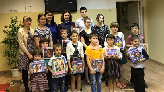 Следователи поздравили подопечных ребят с Новым годом