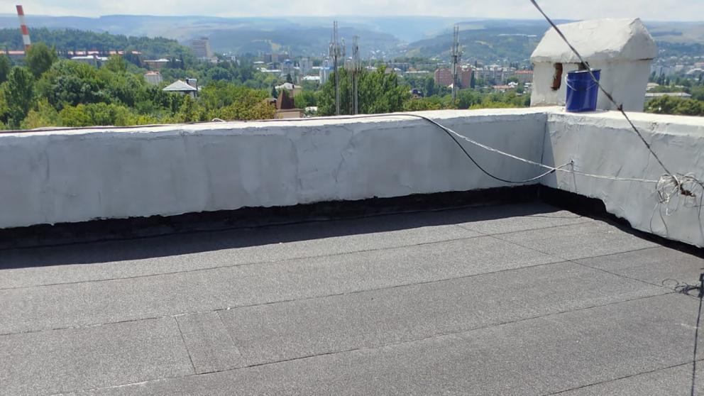 В Кисловодске отремонтировали крышу МКД на улице Седлогорской